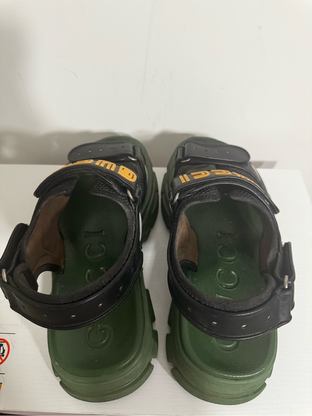 Gucci mens Sandals with Green Footbed and Yellow Logo authentic - Picture 2 of 3